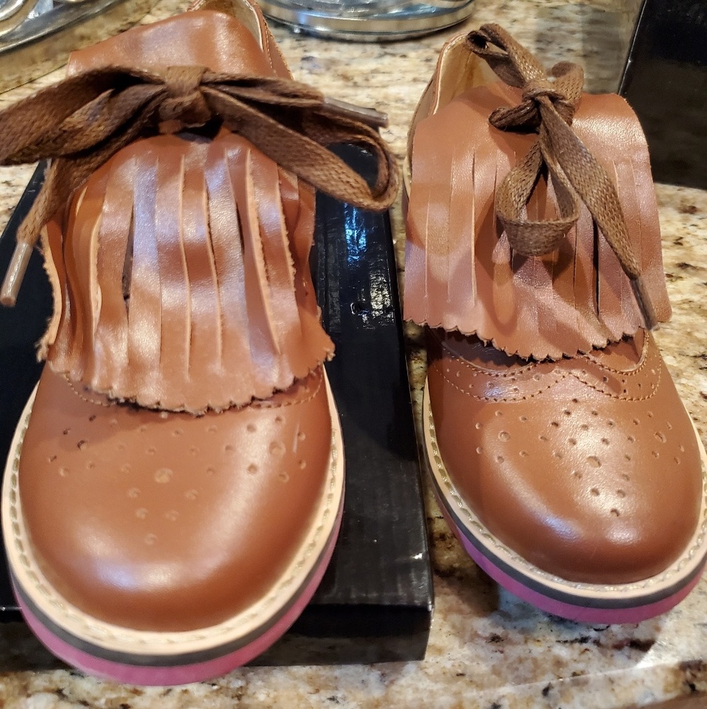 Girl's pink bottom shoe